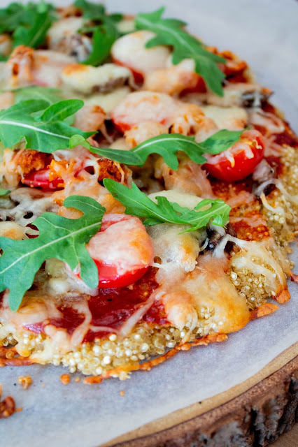 Pizza de chouriço vegan e cogumelos