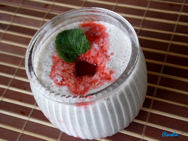 Iogurte grego com calda de cereja
