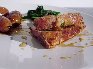 Lombinhos de porco com redução de moscatel, batatinhas gratinadas e espinafres