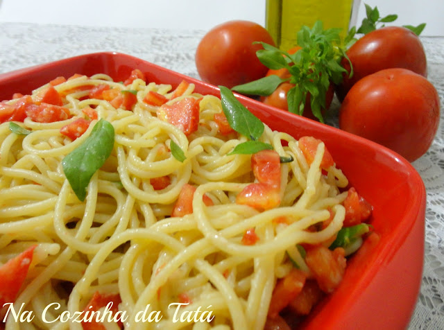 Espaguete com Tomate e Manjericão
