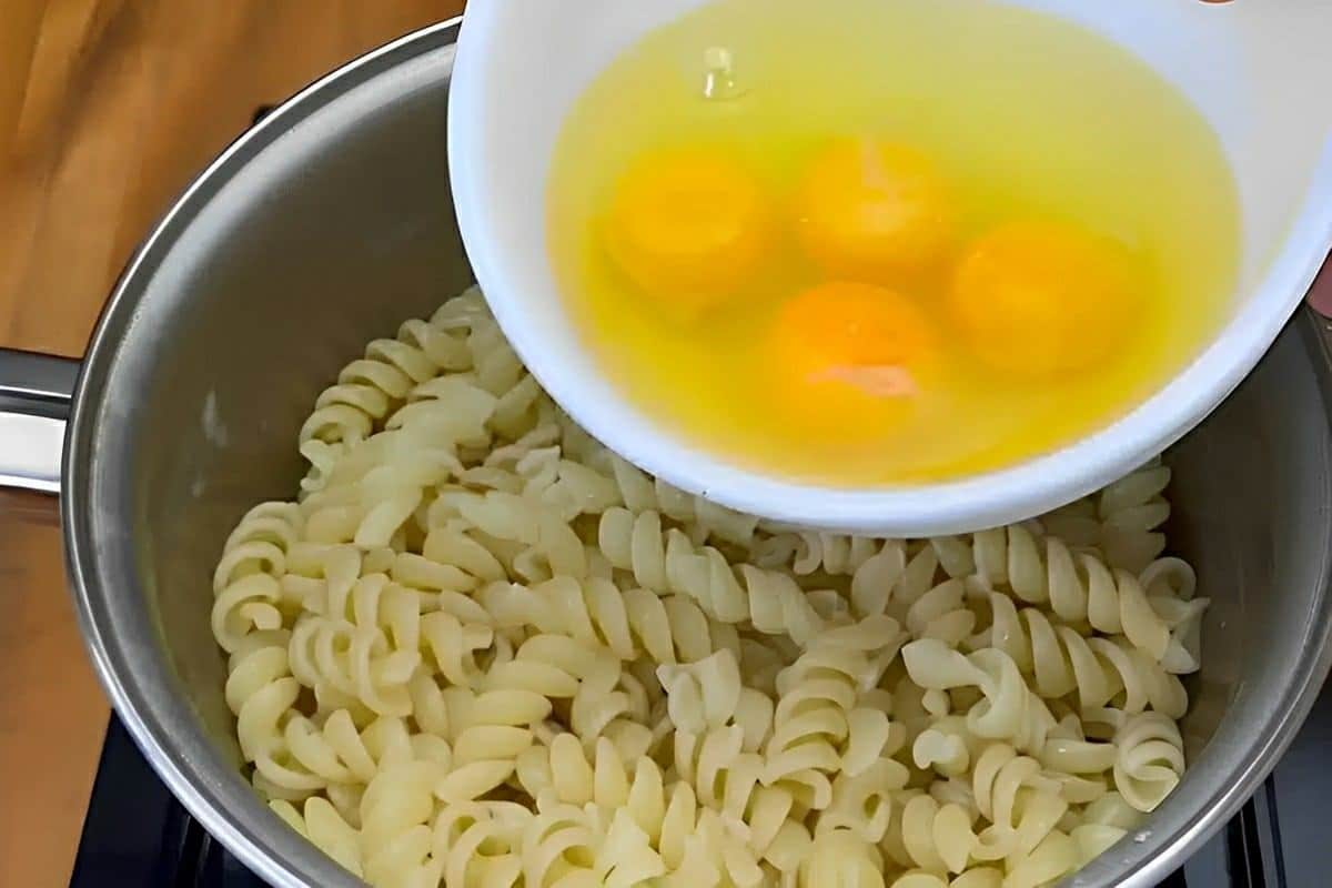 Juntei macarrão com ovos e fiz uma receita tão incrível que agora a família pede toda semana