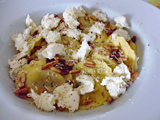 Raviolis com recheio de cogumelos e molho de manteiga e tomilho