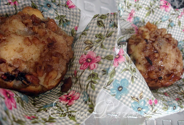 Muffins de peras e cranberry com cobertura de canela e pecãs