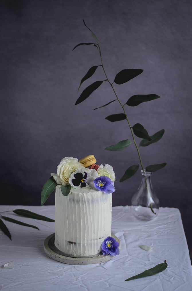 Bolo de amêndoa com curd de framboesa e cobertura de mascarpone // Almond raspberry curd cake with mascarpone frosting