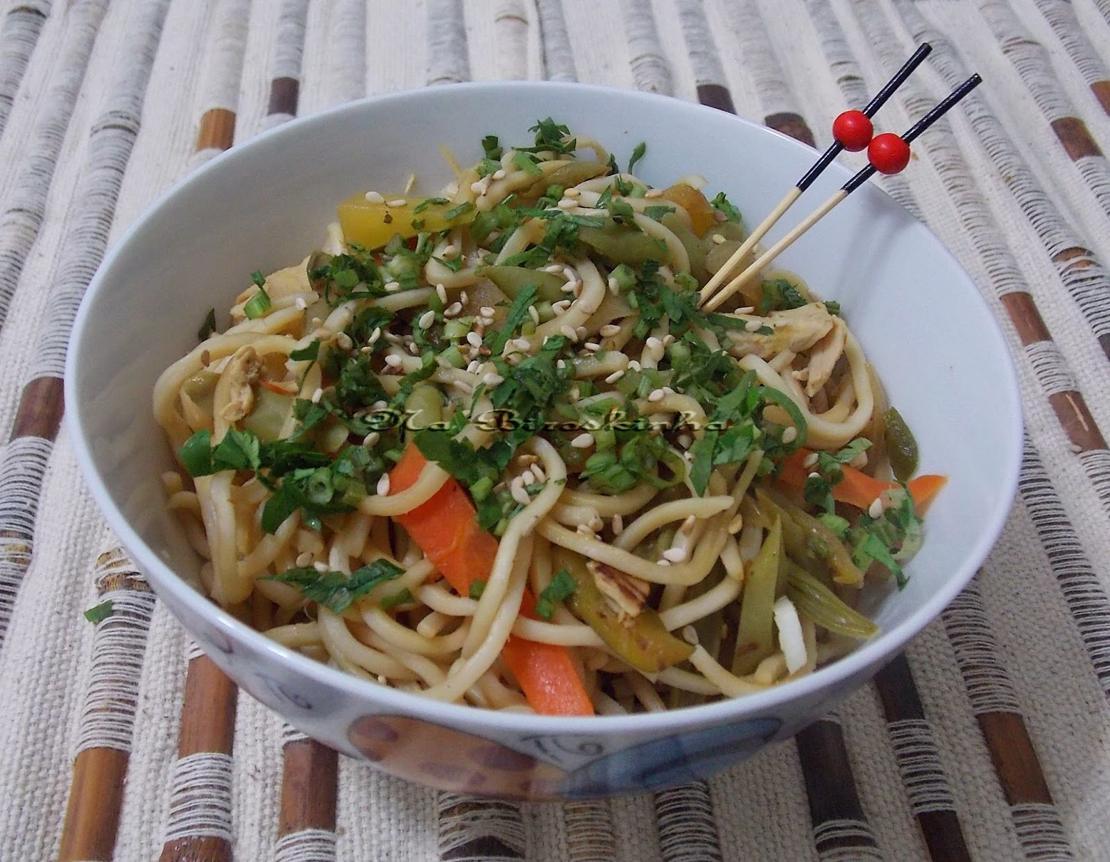 Noodles com Frango e Legumes