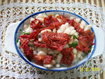 Salada de feijão branco e tomate seco