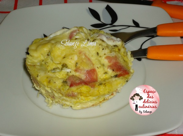 Omelete de salame e queijo de microondas