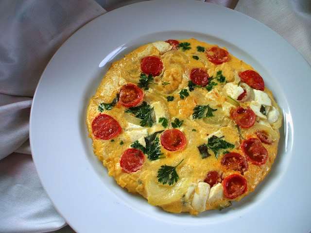 Omelete de tomate cereja e queijo fresco