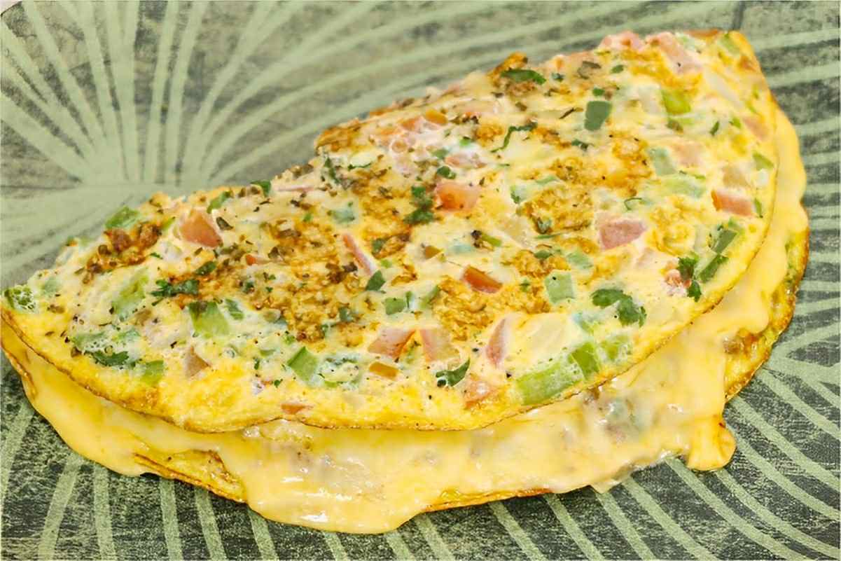 Omelete simples recheada com queijo que vale por uma refeição
