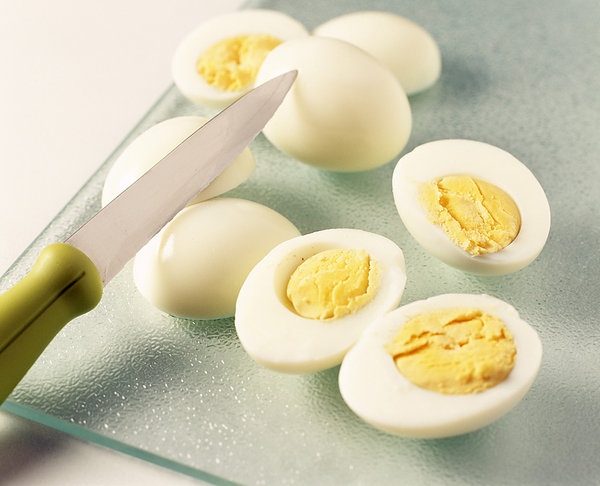 Tirar a casca do ovo cozido sem complicações