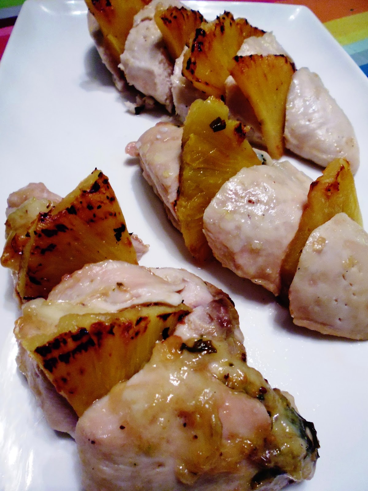 Peito de frango recheado com pesto e mozarella e abacaxi grelhado