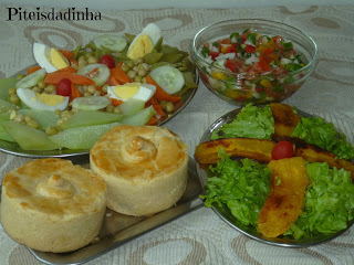 TORTINHA DE CARNE MOÍDA com salada de legumes
