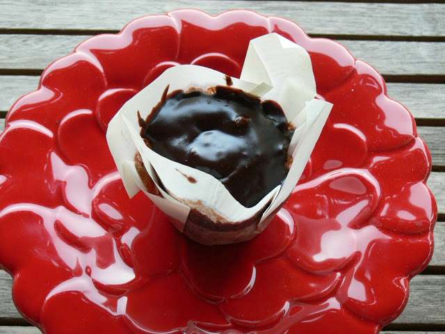 CupCakes de Chocolate Recheados com Creme Brigadeiro e Cobertura de Chocolate