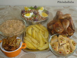 COXAS DE FRANGO com salada de feijão fradinho, farofa e outros acompanhamentos