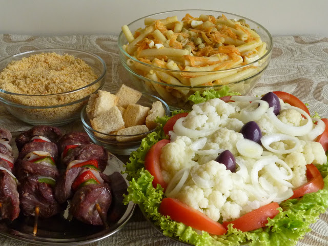 ESPETINHO DE CORAÇÃO DA ALCATRA com saladas e farofa