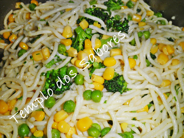 Esparguete Salteado com Milho e Bróculos