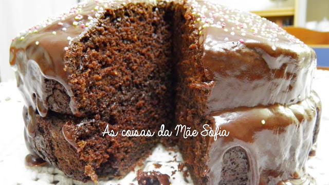 Bolo de chocolate com ganache de chocolate / Chocolate cake with chocolate ganache
