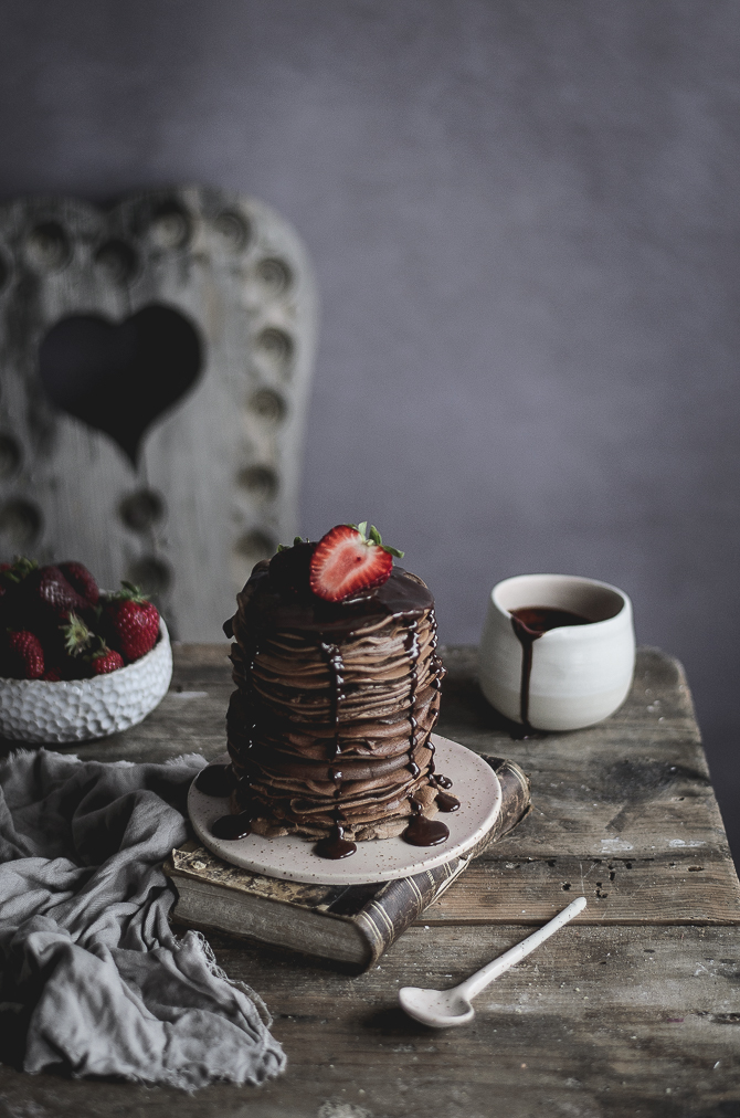 Panquecas de espelta e chocolate com morangos // Spelt chocolate pancakes with strawberries