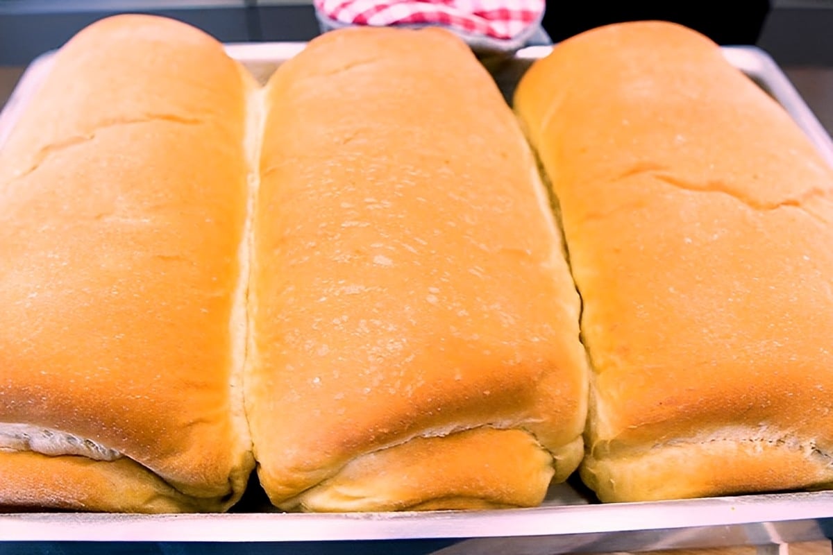 Pão caseiro sem ovos muito fofinho para servir no lanche da tarde ou café da manhã