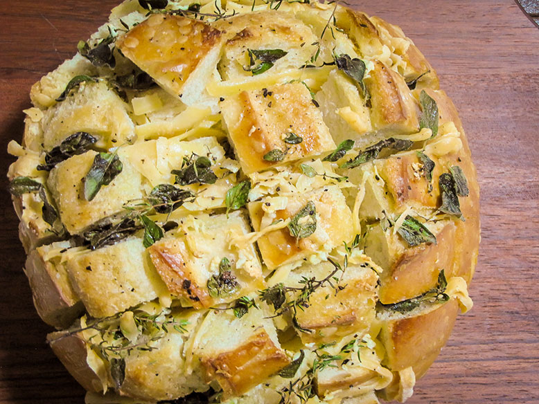 Receita de pão italiano assado com ervas e parmesão
