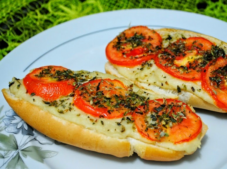 Pão com Tofupiry e Tomate (vegana)