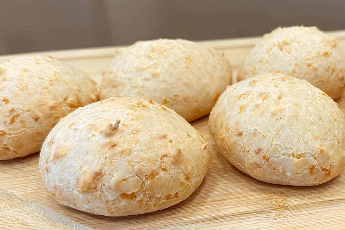 Pão de queijo de 3 ingredientes fácil e rápido: é só misturar os ingredientes colocar na forma e assar