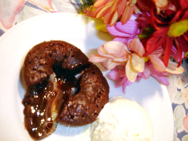 Petit Gateau com recheio de chocolate branco, mel e uísque