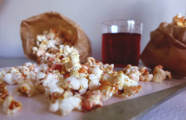 Pipocas com groselha/ Popcorns with red berry syrup