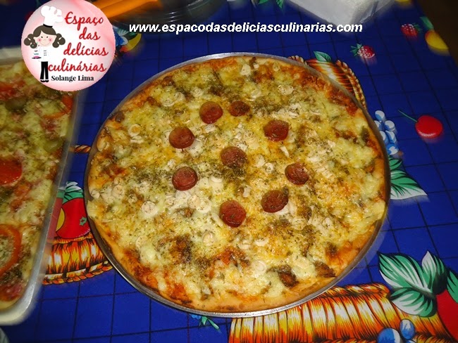 Pizza de sardinha, calabresa, palmito e queijo
