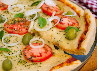 Pizza de Mandiokejo, Tomate, Azeitonas e Manjericão (vegana)