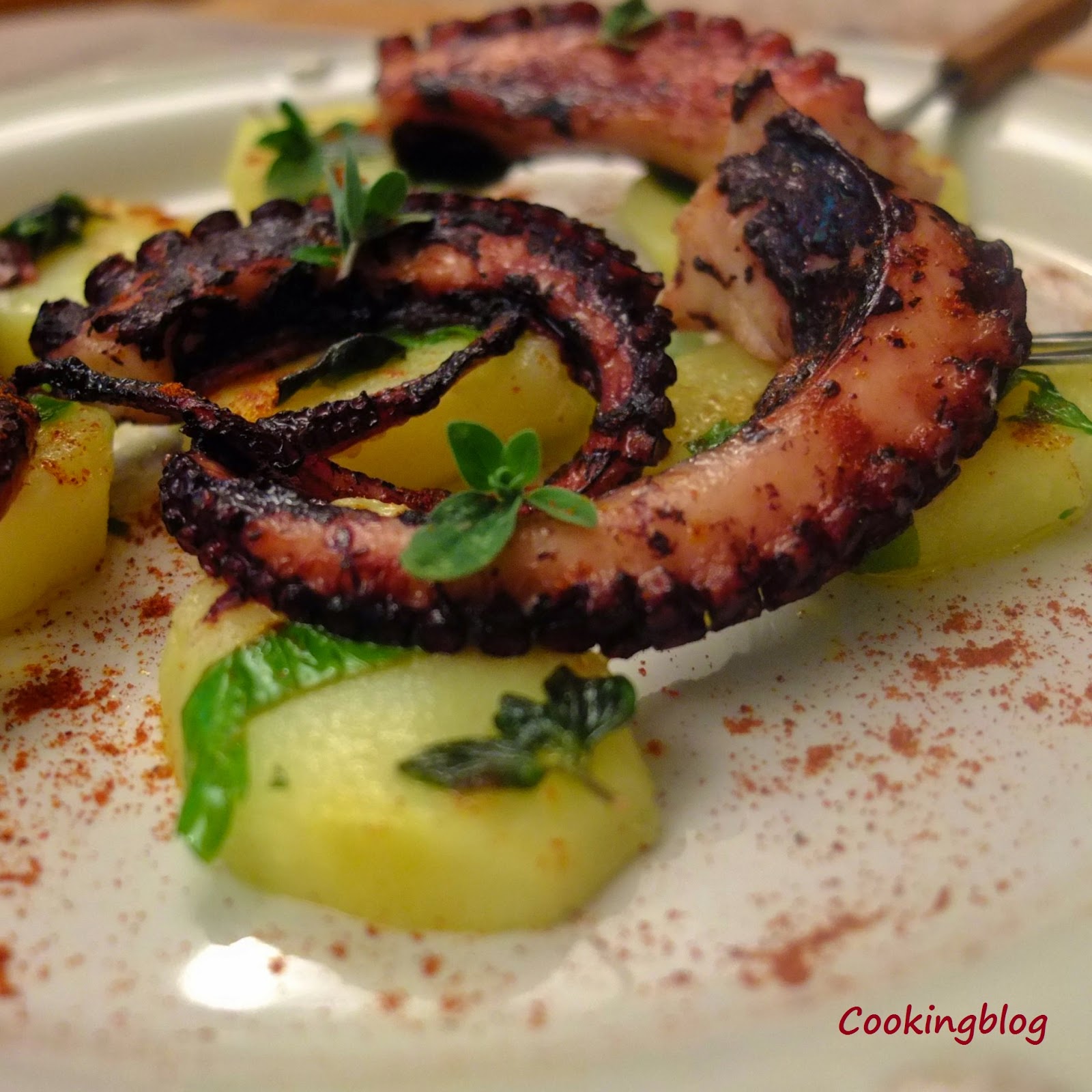 Polvo grelhado com batatas, manjerona e paprika | Grilled octopus with marjoram potatoes and paprika