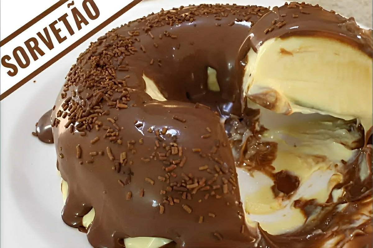 O pudim de sorvete com cobertura de chocolate é a sobremesa perfeita para os dias de calor