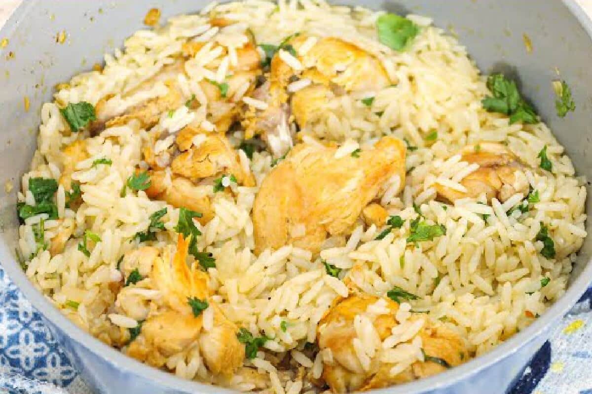 Refeição completa com arroz e frango feito em uma panela só deliciosa e fácil de preparar