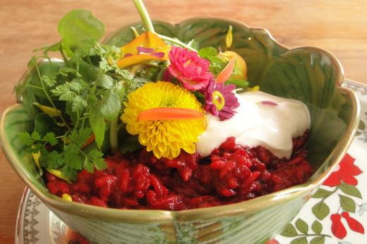 Risoto de beterraba com coalhada seca e flores comestíveis por Walner Sovi