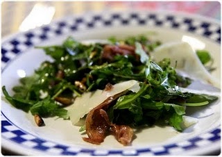 Salada de rúcula, presunto e parmesão