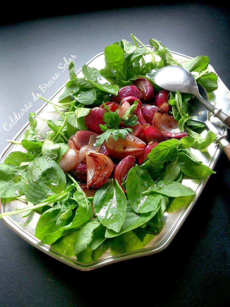 Salada de cebolas roxas assadas ao balsâmico e manjericão