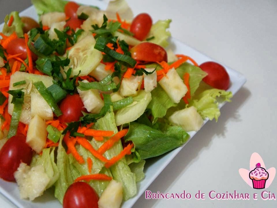 Salada de Alface, Pepino, Cenoura, Tomate e Abacaxi