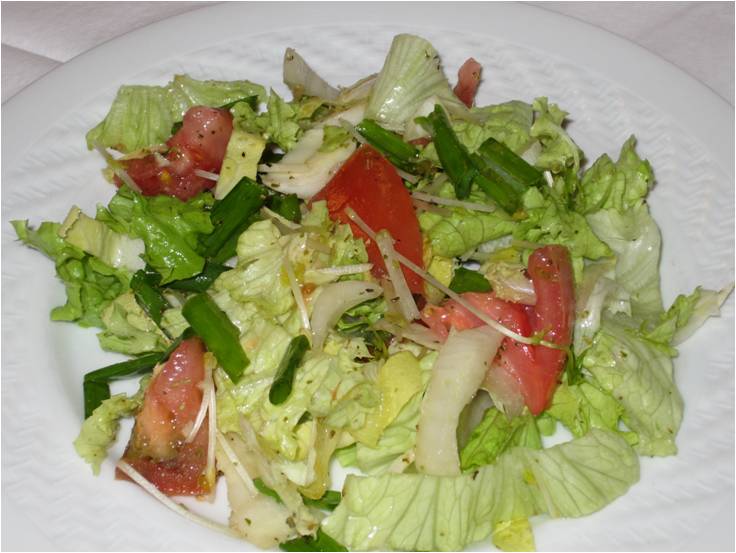 Salada de alface, endívia e rebentos de ervilha