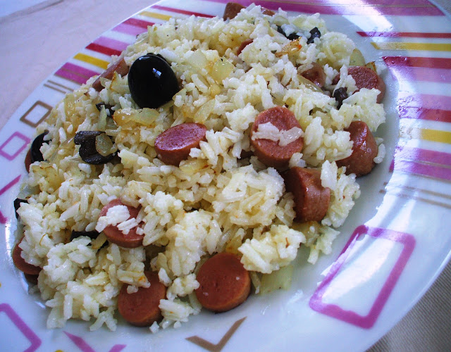 Salada de arroz com salsichas e azeitonas