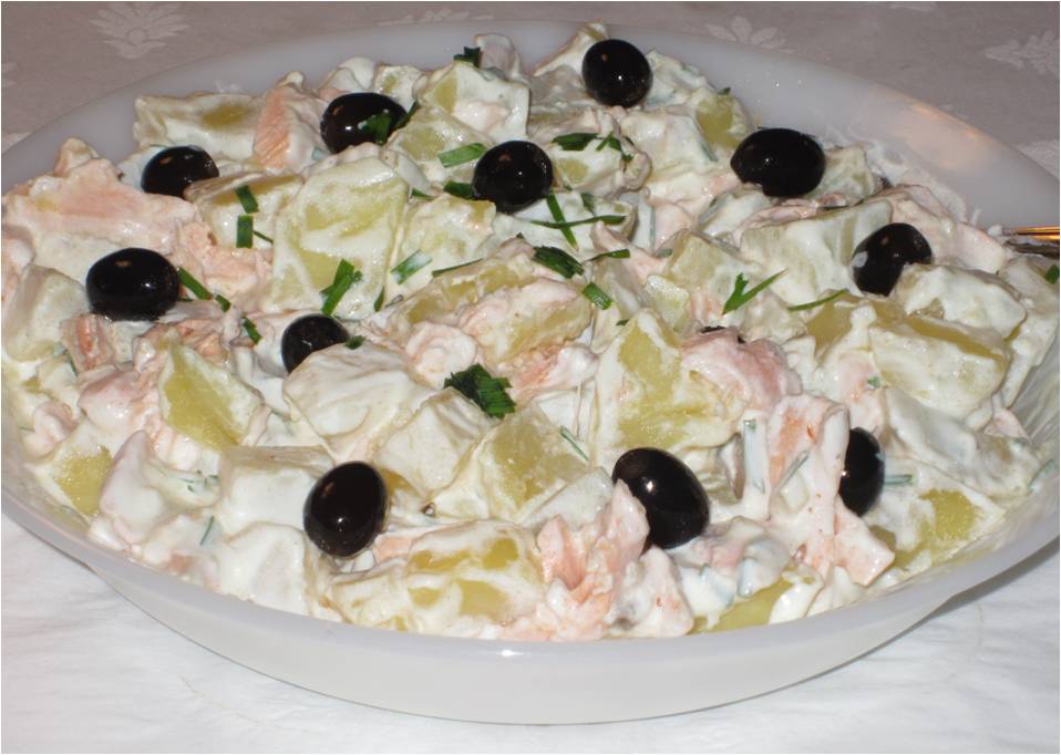 Salada de batata e salmão com molho de iogurte