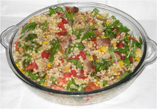 Salada de cuscuz com sardinha e vegetais