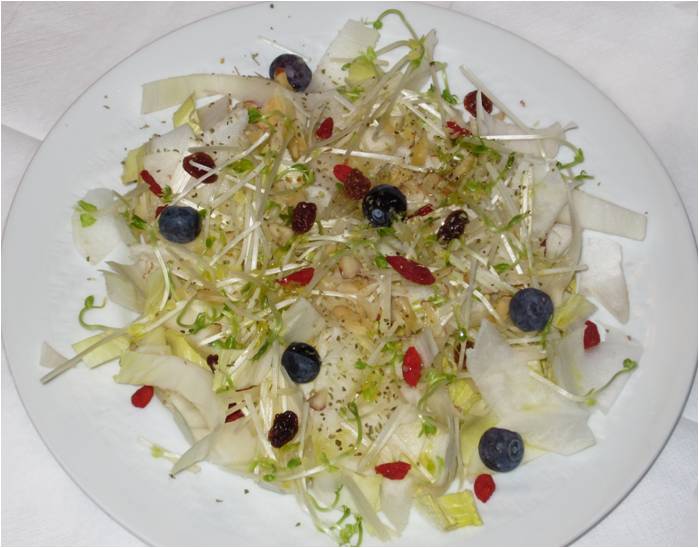Salada de endívias, rebentos de ervilha e frutos