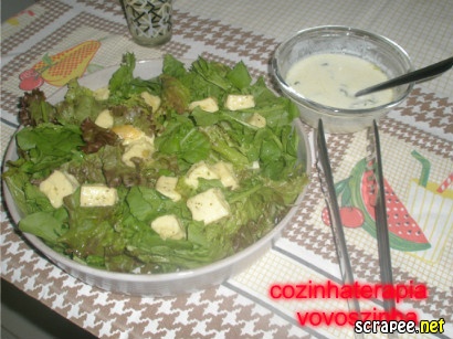 Salada de folhas com queijo coalho grelhado