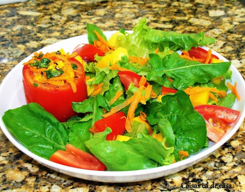 Salada de folhas com manga verde