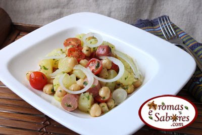Salada de grão-de-bico com salsichas e batata