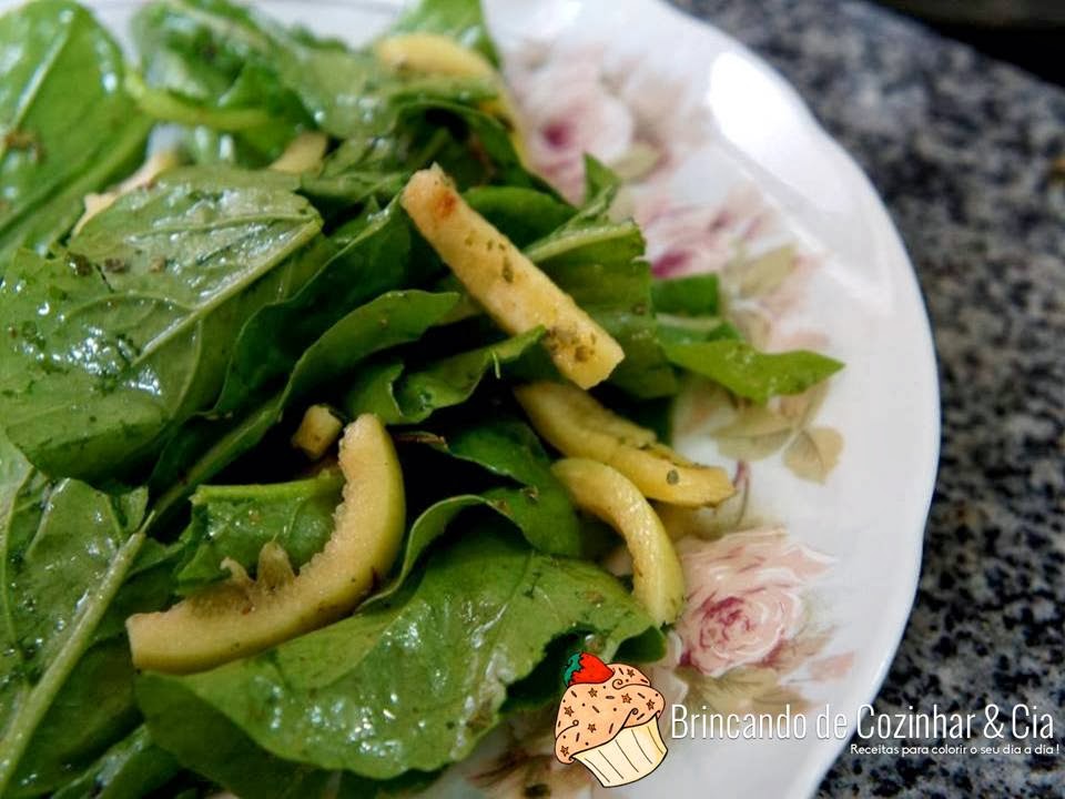 Salada de Rúcula com Jambo Amarelo