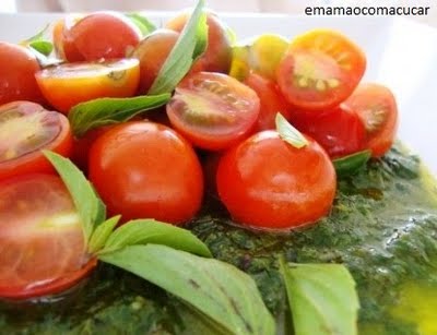 Salada de tomate com molho de manjericão
