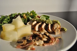 Salada fresca com frango, melão, cogumelos e pesto de caju