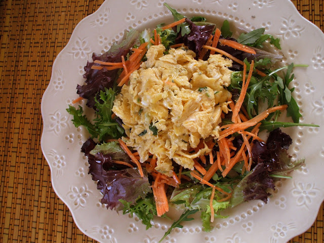 Salada mista com ovos mexidos e cenoura