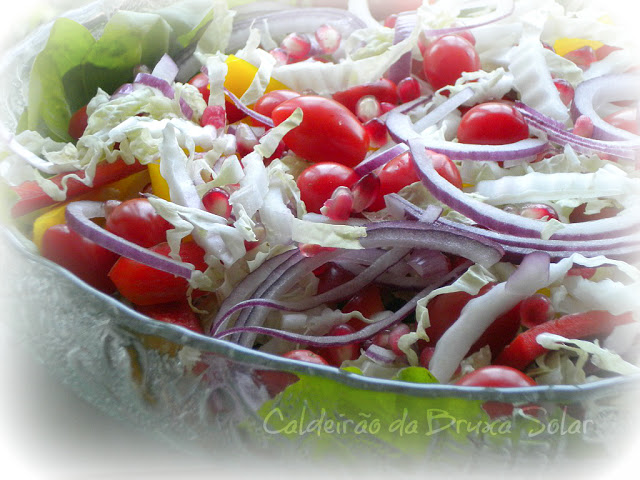 Salada com romãs e um molho 